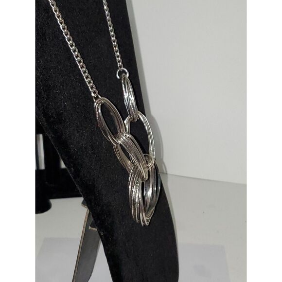 A Silver Tone Chunky Statement Necklace Power Career Evening Metallic - Picture 10 of 10